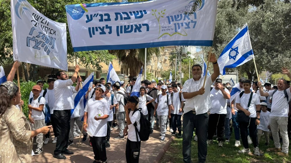 בהובלת ישיבת בני עקיבא ראשון לציון: אלפי תלמידים ותלמידות חגגו את יום ירושלים ברחובות העיר