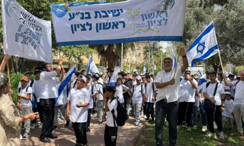 בהובלת ישיבת בני עקיבא ראשון לציון: אלפי תלמידים ותלמידות חגגו את יום ירושלים ברחובות העיר
