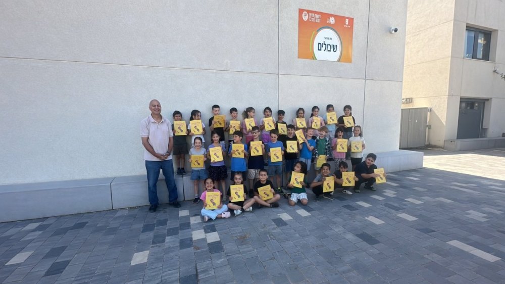 שבוע הספר בבית ספר שיבולים:  מפגש עם הסופר עוז בן יצחק