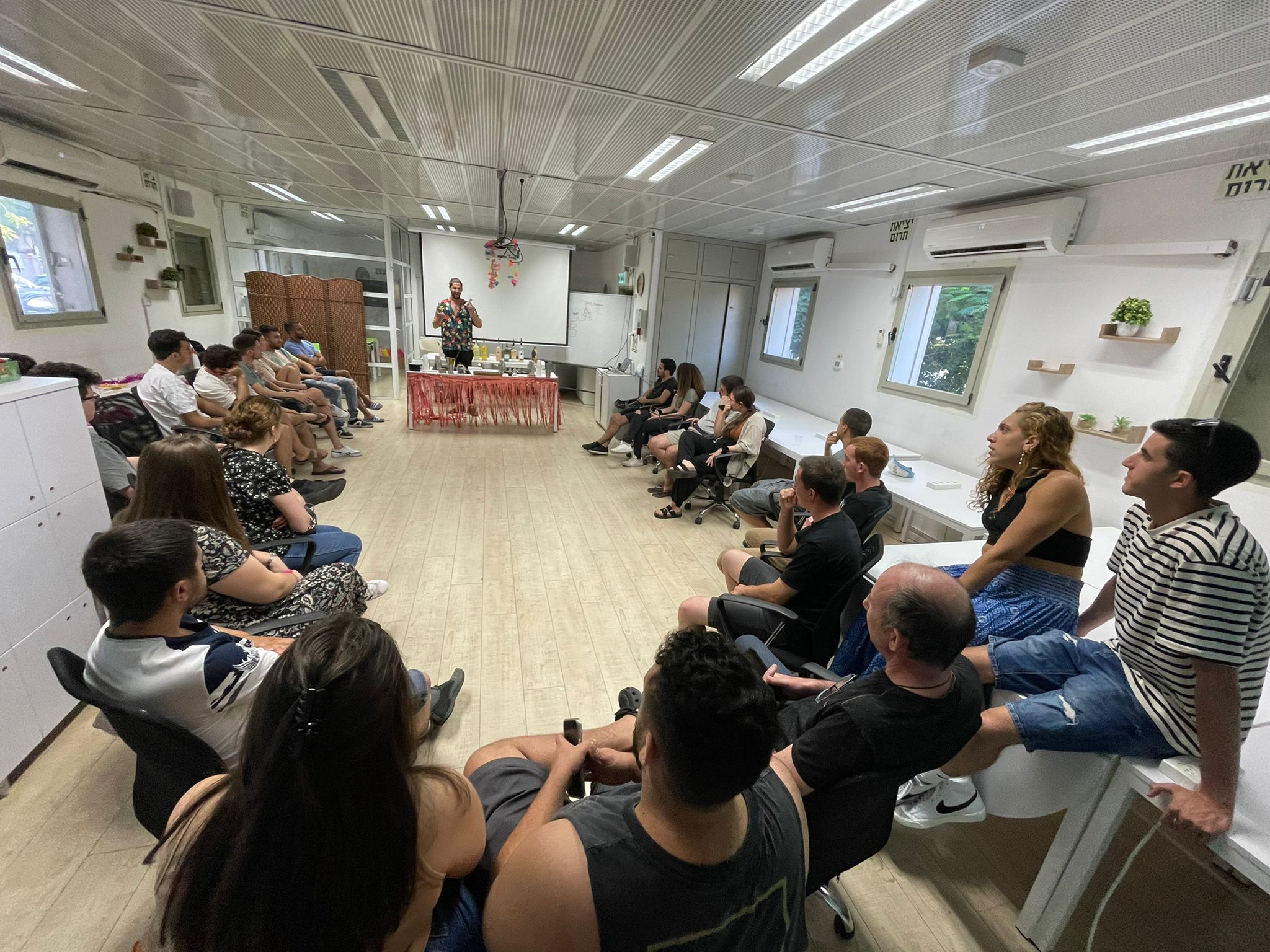 סדנת קוקטיילים. צילום: מחלקת נוער וצעירים, דוברות קריית אונו