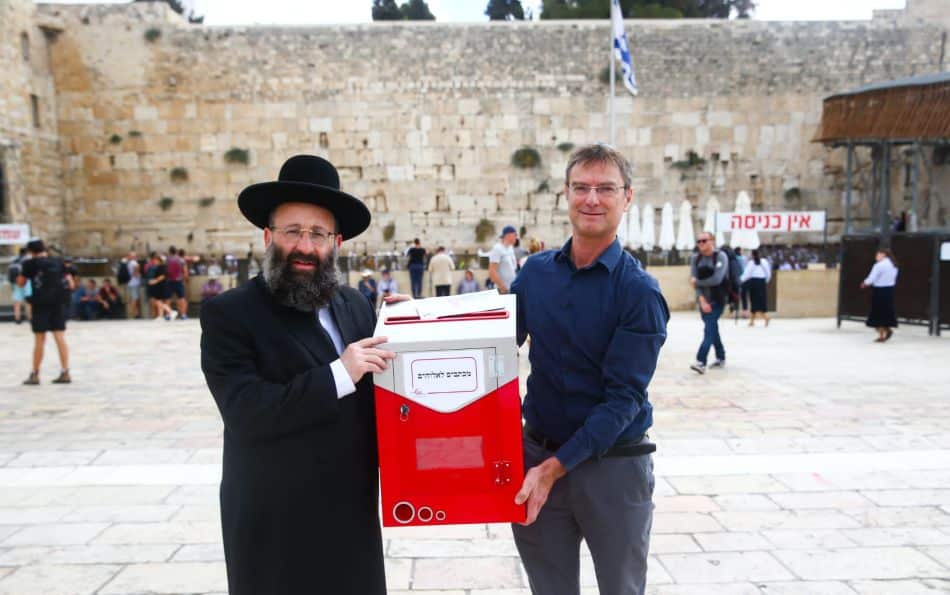 דוד לרון, מנכ"ל דואר ישראל ורה"ג שמואל שליטא, רב הכותל צילום: אלחנן קוטלר