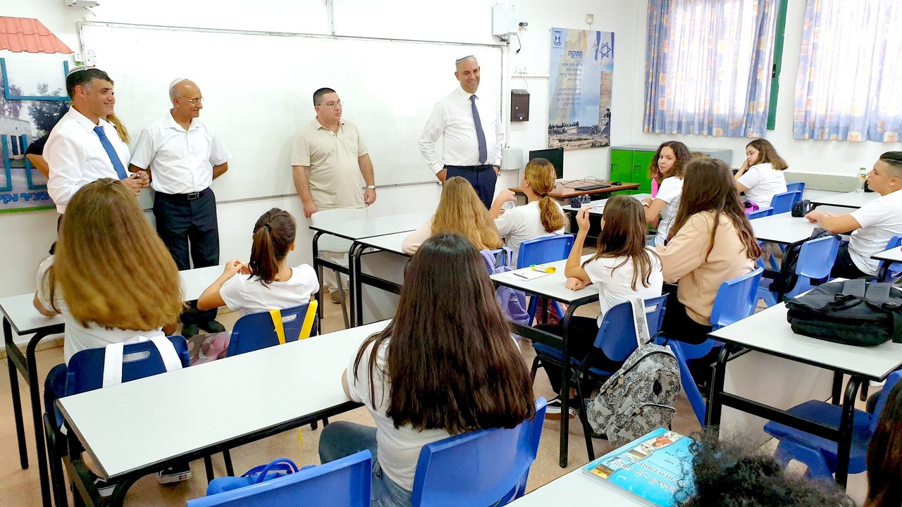 ההתמדה והסבלנות מוכחות משנה לשנה כמשתלמות, רביבו מול תלמידי תיכון (צילום: דוברות לוד, ארכיון)