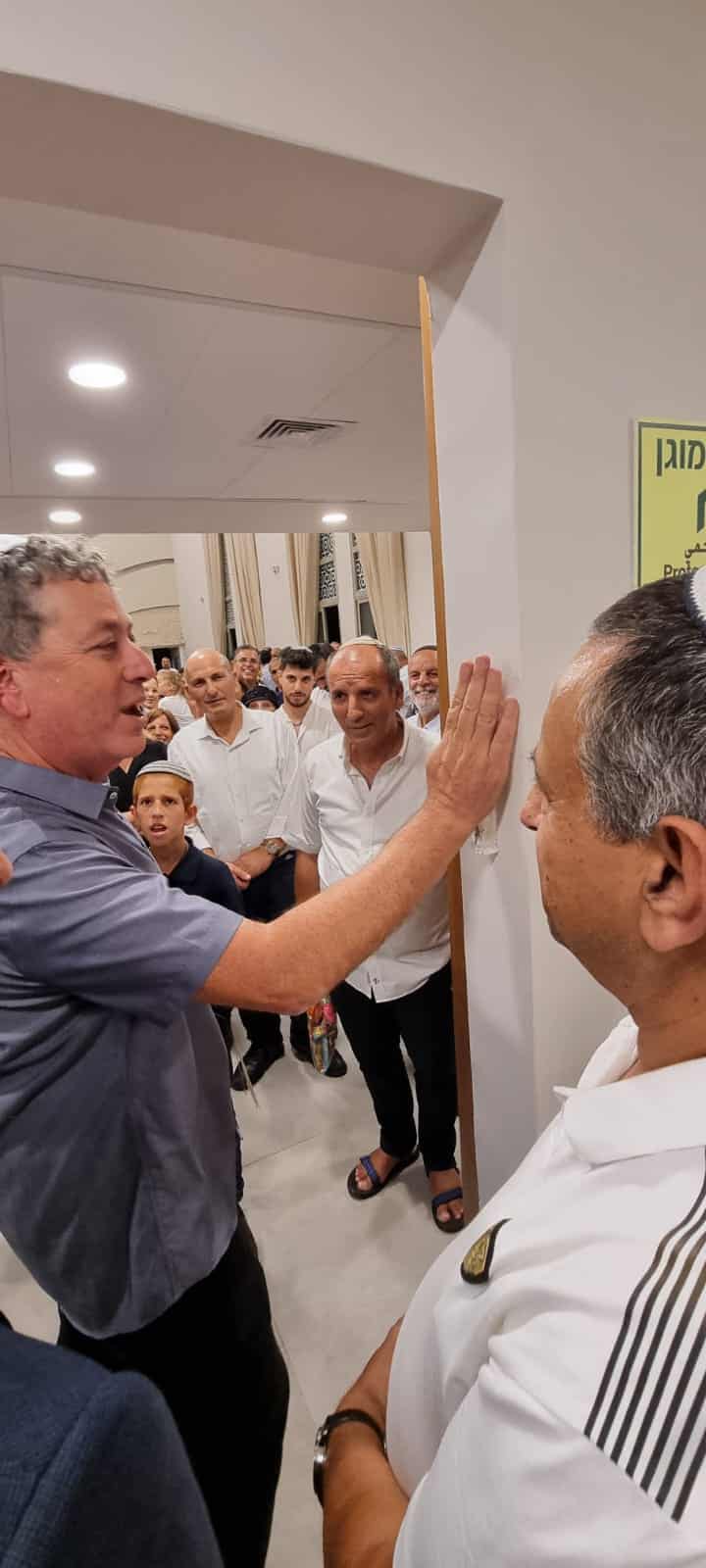 קביעת המזוזה. צילום:דוברות העירייה
