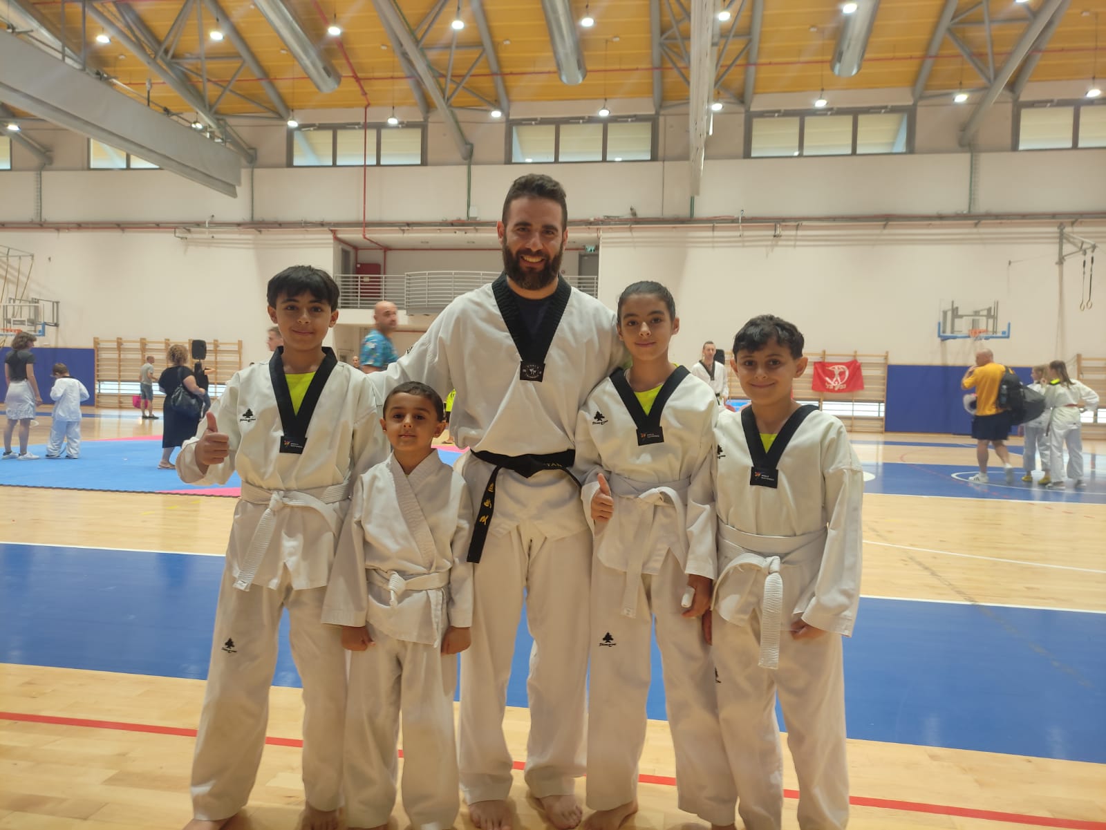 רומן רוסינוב המאמן בשרעבי א.ל. עם ילדי משפחת אבו גאנם. צילום: יחצ