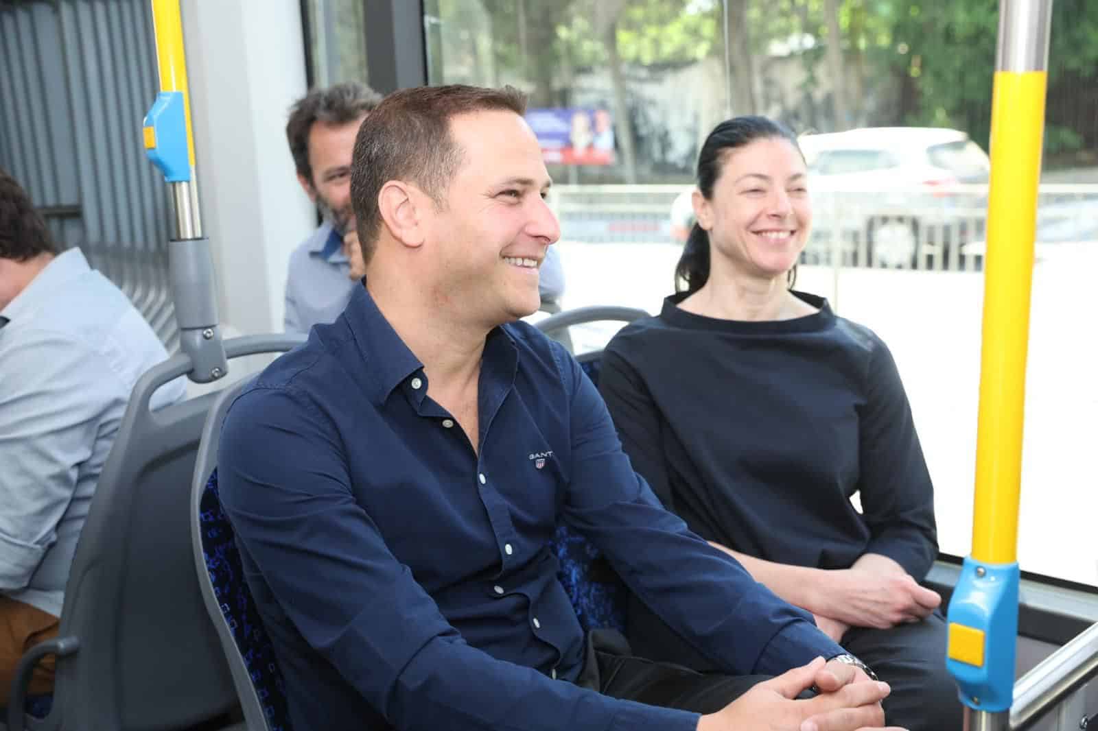 שרת התחבורה מירב מיכאלי בביקור בעיר יחד עם ראש העיר רז קינסטליך באוטובוס חשמלי