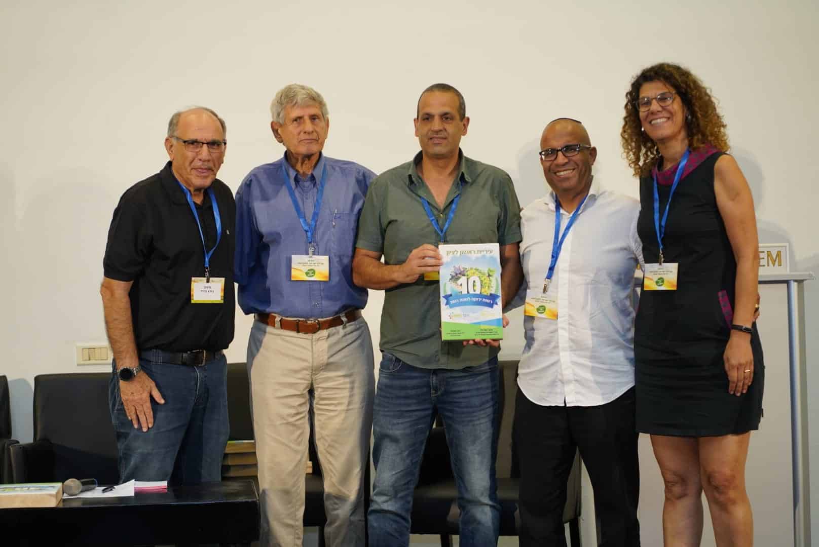 הענקת הפרס לנציגי ראשון לציון - צילום: ארגומשוב