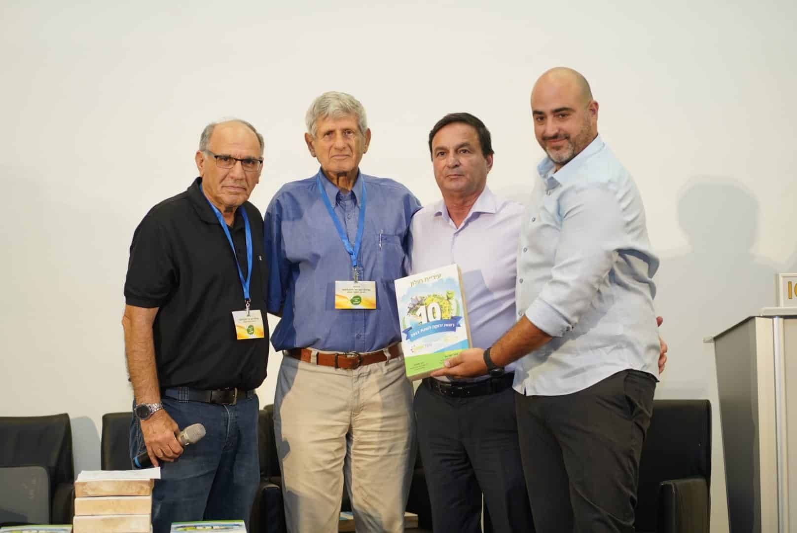 הענקת הפרס לנציגי חולון - צילום: אגרומשוב