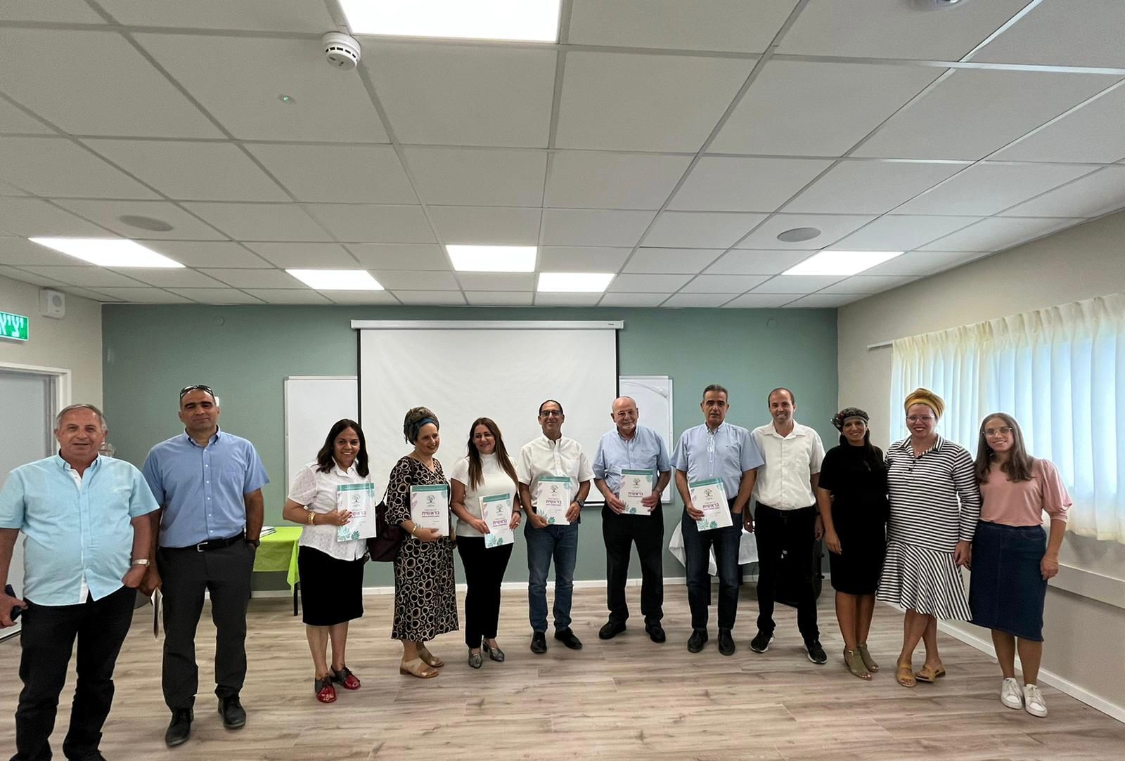 האורחים והצוות בביס בראשית. צילום: דוברות רחובות