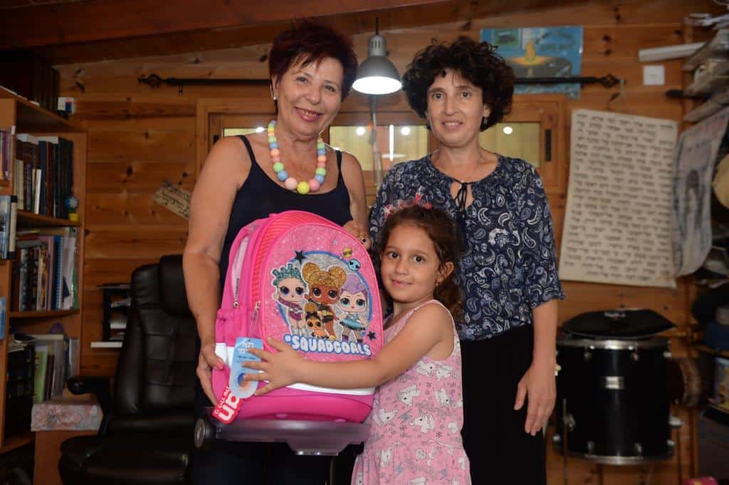 נויה קוצ'קין, אחותו של שוחר יעקב קוצ'קין ז"ל, מקבלת תיק לבית הספר מפרידה שניידרמן, יו"ר ועדת האחים השכולים ביד לבנים ואחותו של מאיר רוזנשטרוך ז"ל, שנפל במלחמת יום הכיפורים