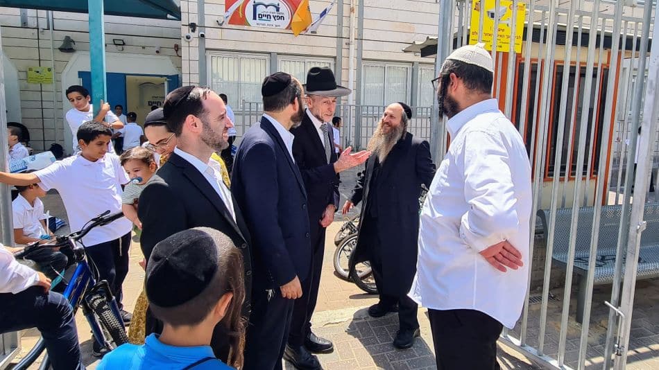 ח"כ הרב אורי מקלב מקבל את התלמידים- צילום: דוברות