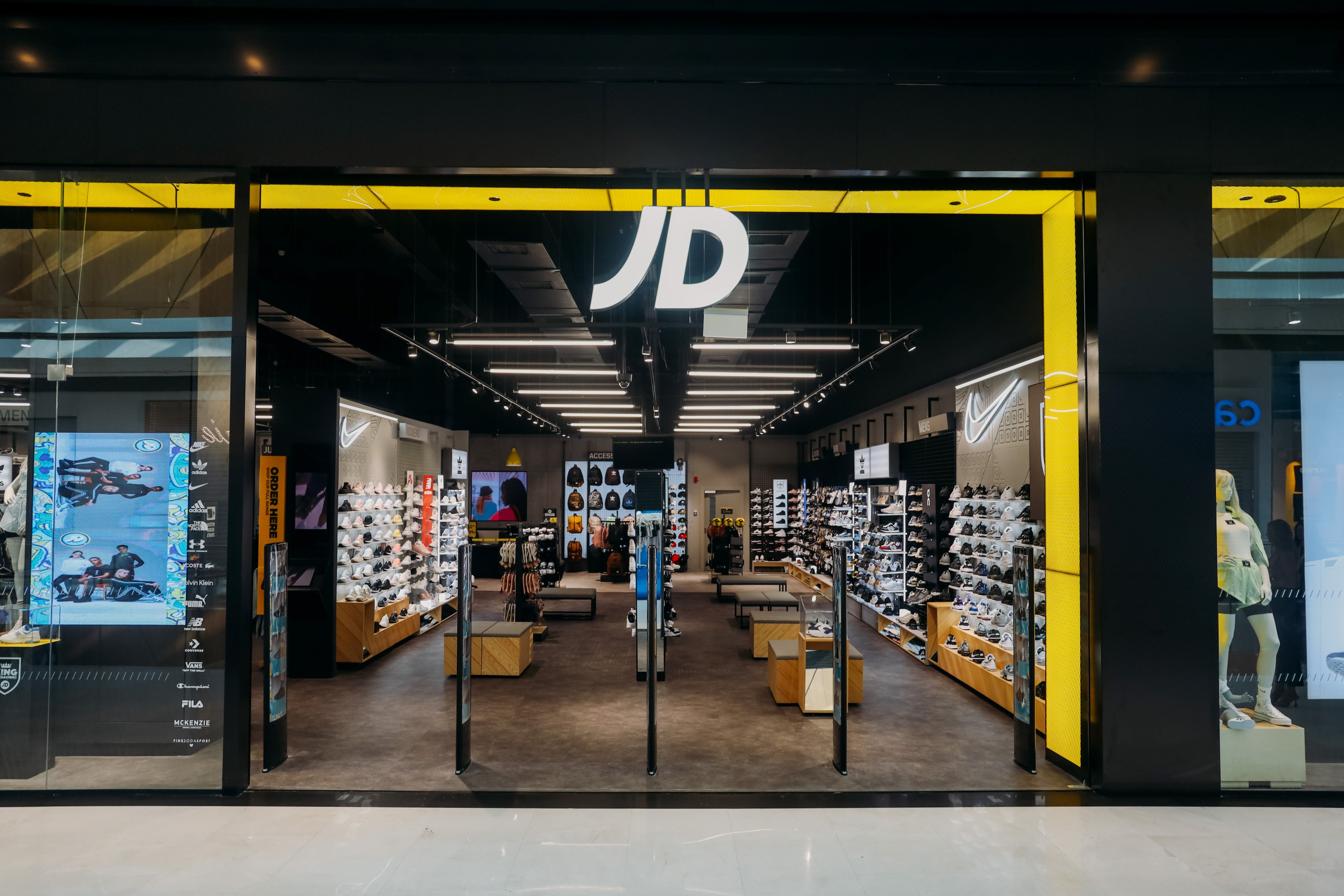 JD SPORTS בקניון עזריאלי ראשונים, ראשון לציון. צילום נדב גראב 