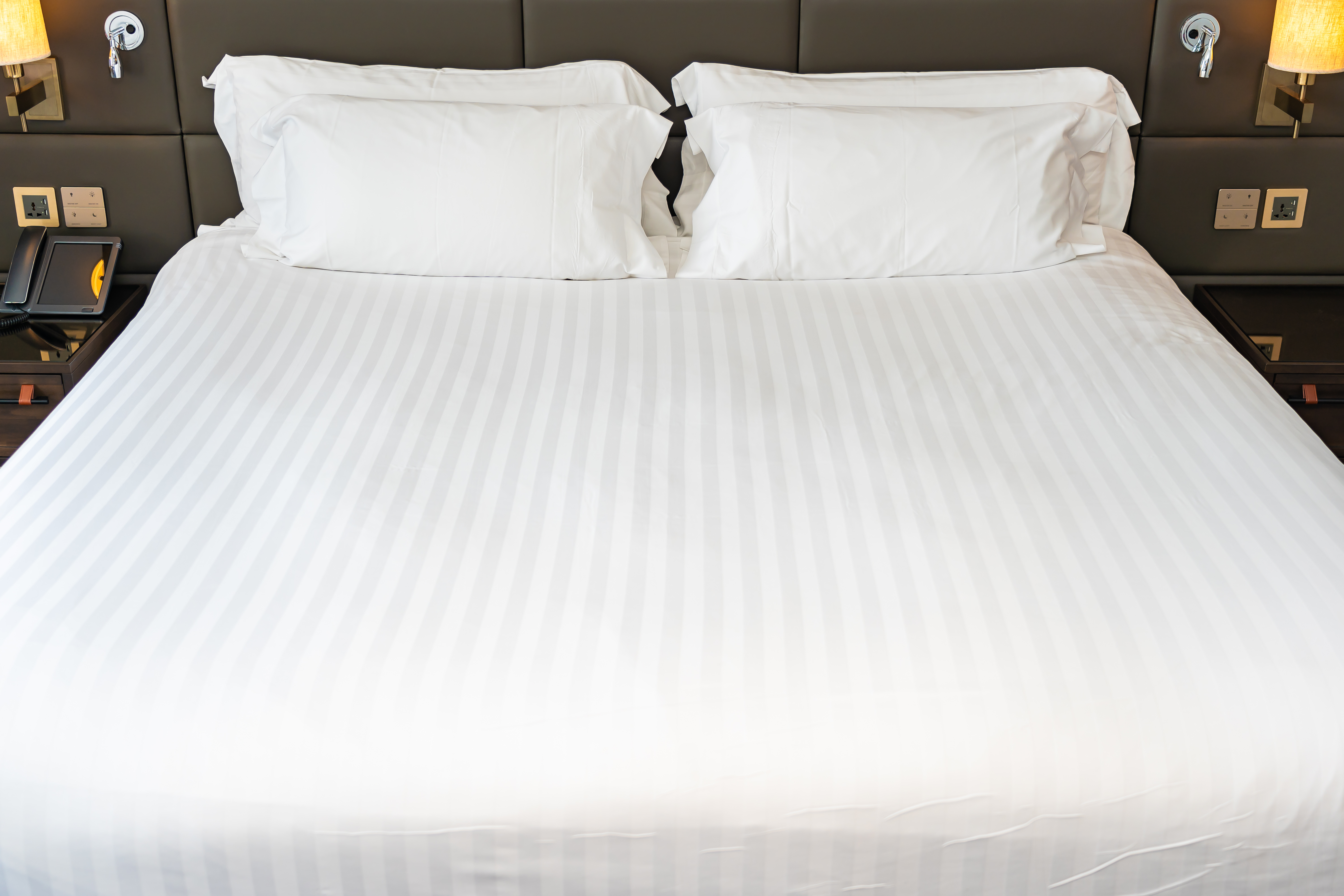 מיטה זוגית. <a href="https://www.freepik.com/free-photo/white-pillow-bed-decoration-interior-bedroom_9353531.htm#page=2&query=DUBLLE%20BED&position=0&from_view=search&track=ais">Image by lifeforstock</a> on <a href="https://www.freepik.com/">Freepik<