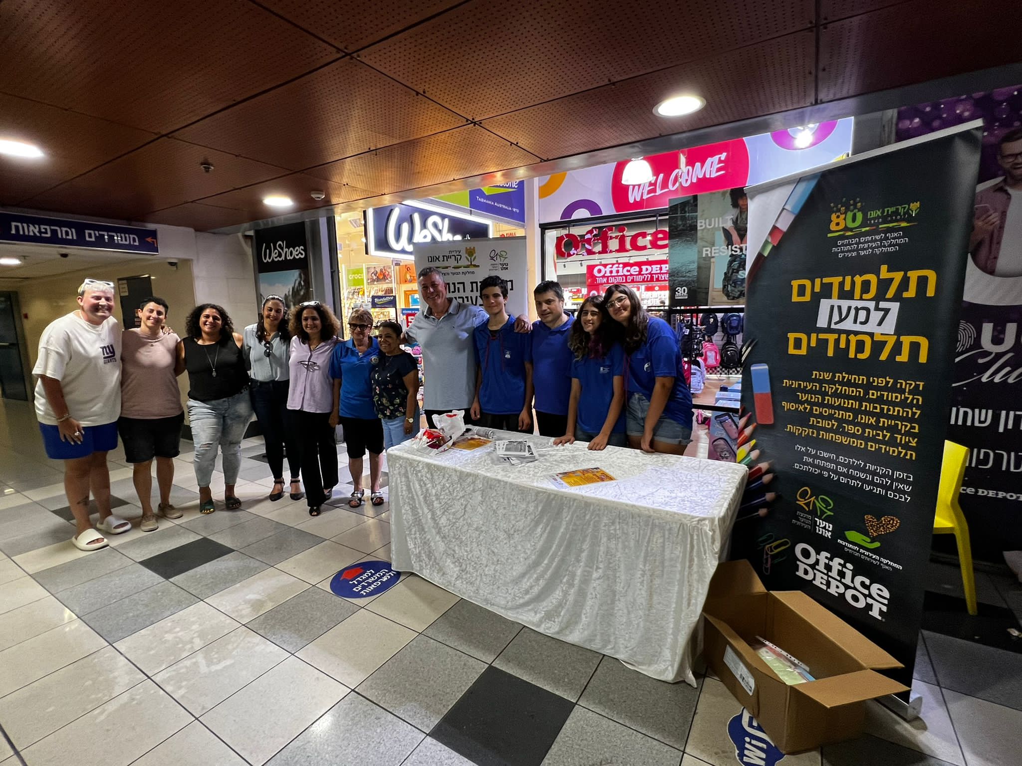 בתמונה: ראש העיר ישראל גל וסגנו ירון יעקבי יחד עם נציגי העירייה והמתנדבים בעמדת האיסוף
צילום: עיריית קריית אונו