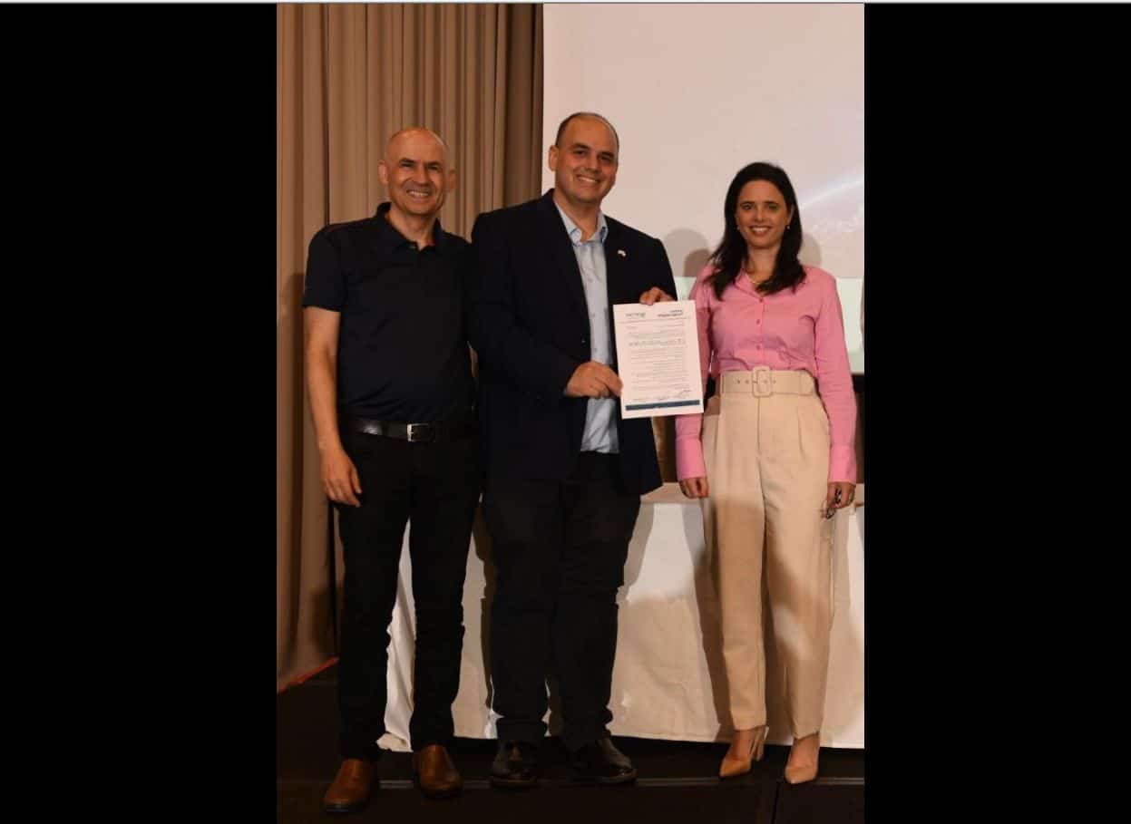 צביקה ברוט מקבל את אות ההוקרה מידי שרת הפנים- איילת שקד. צילום: דוברות עיריית בת ים
