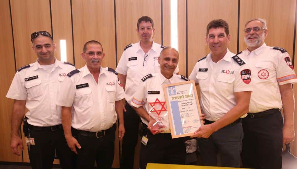 רונן כהן מקבל את פרס המצטיין הארצי- צילום: דוברות מד"א