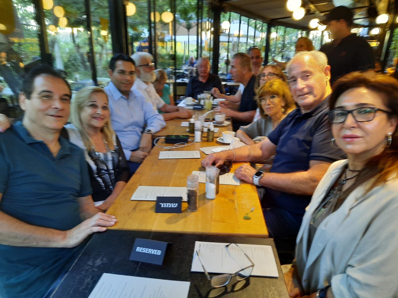 יוסי נשרי (מימין) חכ דני דנון ורפי גרגס יור הסניף. &rlm;צילום: איתן אלחדז