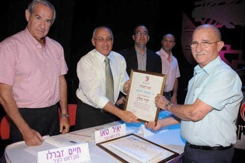 משה רינת מקבל את תואר יקיר העיר מראש העיר מוטי ששון בשנת 2010. צילום מדף הפייסבוק של עיריית חולון