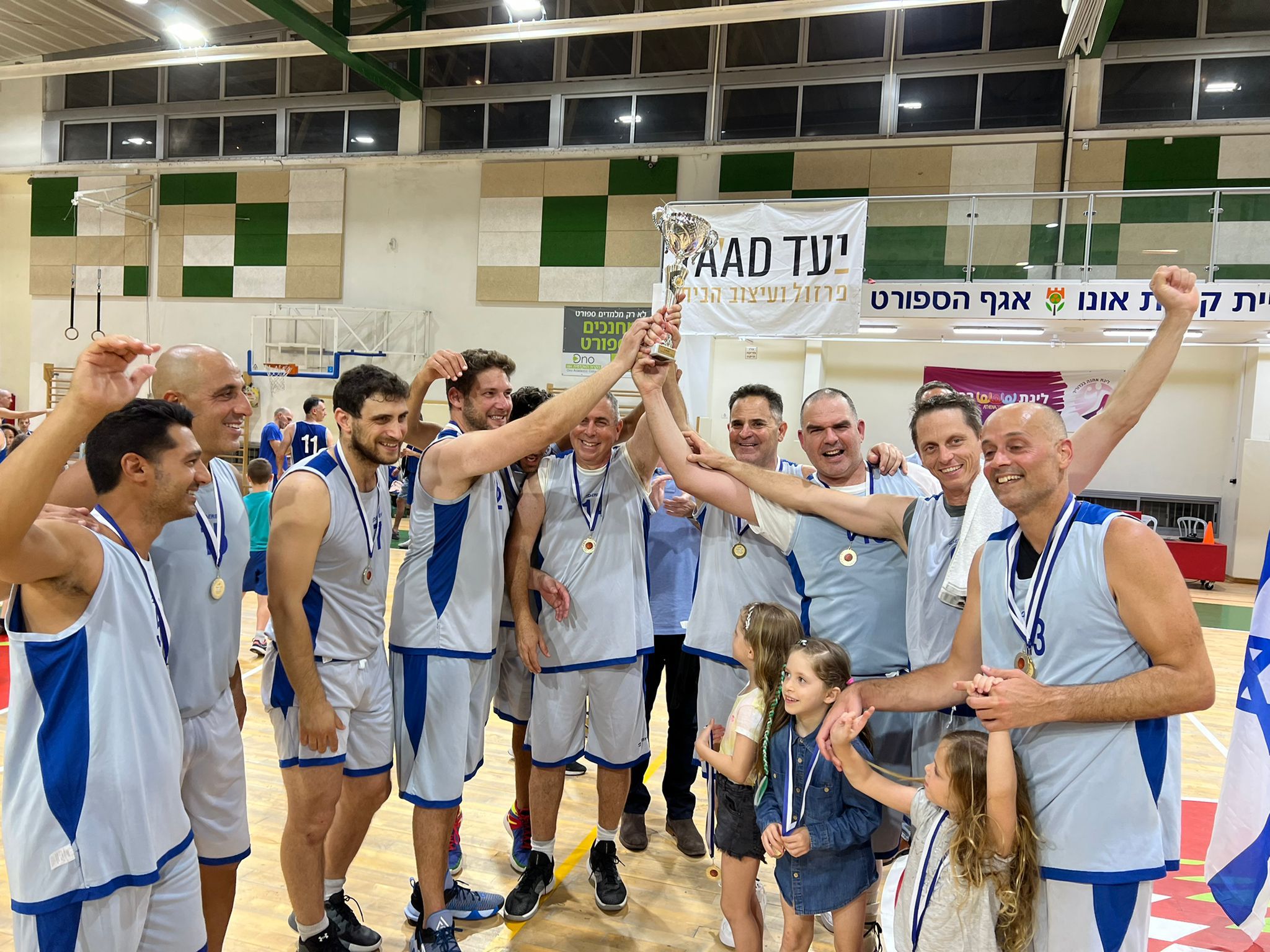 נבחרת בית הספר עלומים והגביע. צילום: עיריית קריית אונו
