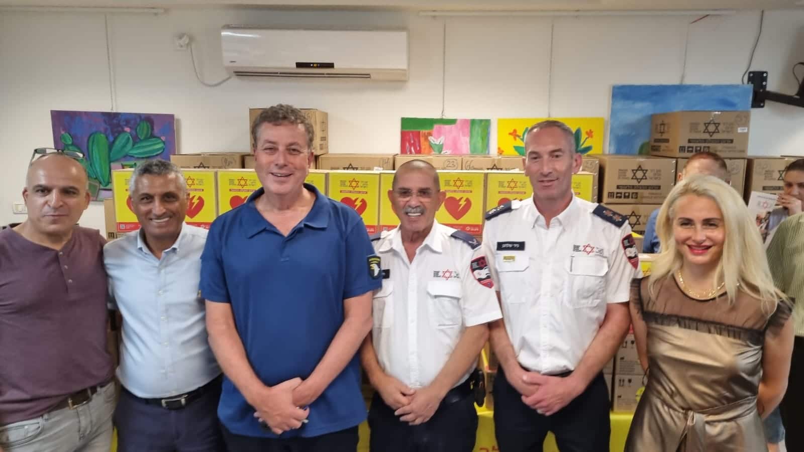 מימין: מיכל רוזנשיין, מנהלת אגף שירות לתושב בעיריית קריית אונו, ניר שלהב, יו"ר מתנדבי מד"א במרחב ירקון, תמ"ג דורי חיים, מנהל מרחב ירקון במד"א, ישראל גל, ראש העיר קריית אונו, ראובן צדוק, מנכ"ל האגודה לתרבות הדיור בישראל, ודרור קוממי, מנהל תרבות הדיור 