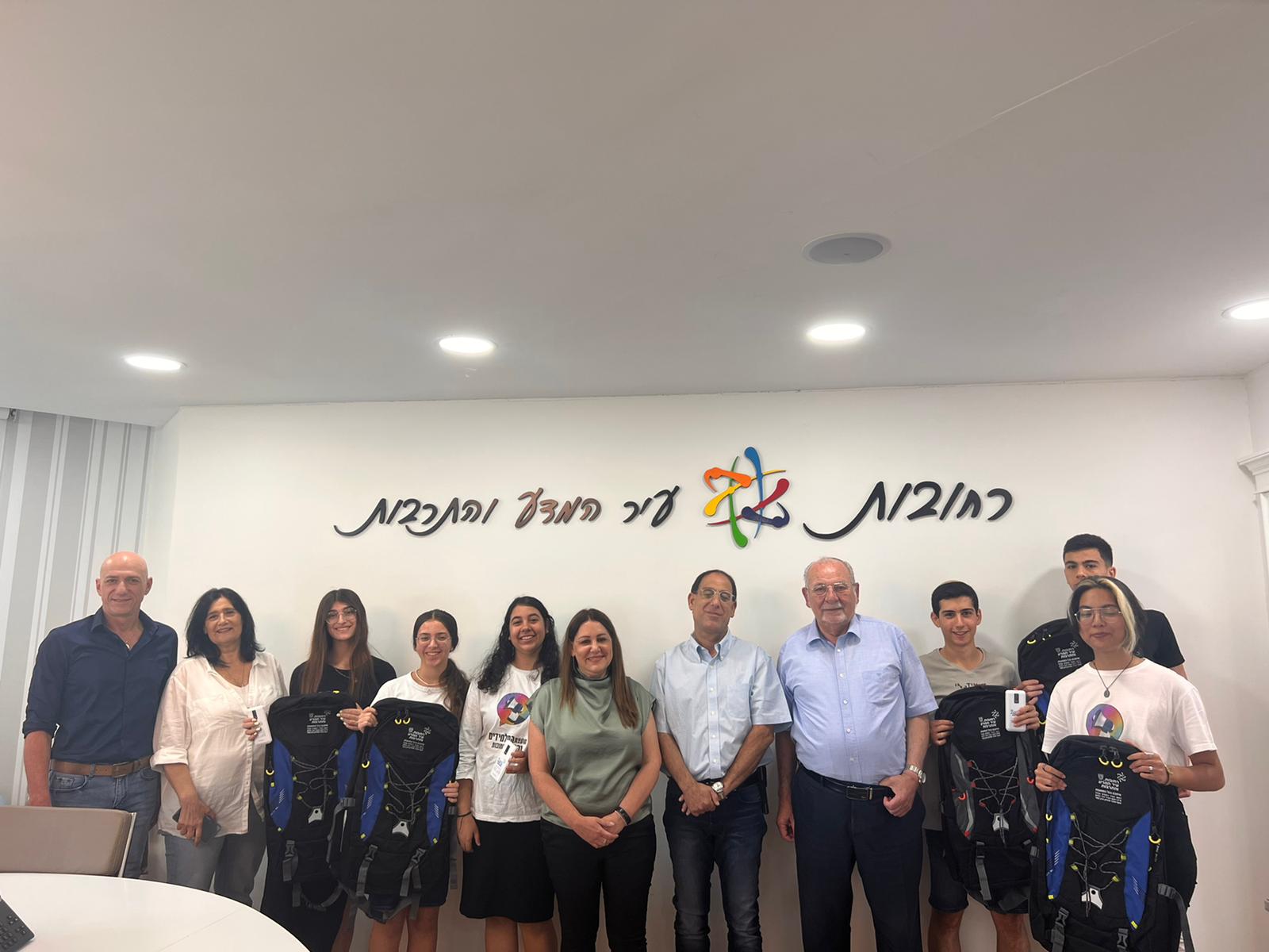 פעילי נוער במסגרת בית הספר למנהיגות במחלקת הילדים והנוער הבוקר, עם ראש העיר, רחמים מלול, זהר בלום, מ"מ ראש העיר ומחזיק תיק החינוך ואפרת צוקרמן, מנהלת אגף החינוך והנוער, מנהלת מחלקת החינוך העל יסודי רחל בן יצחק, ומנהל מחלקת החינוך והנוער אבי יוספי. צי