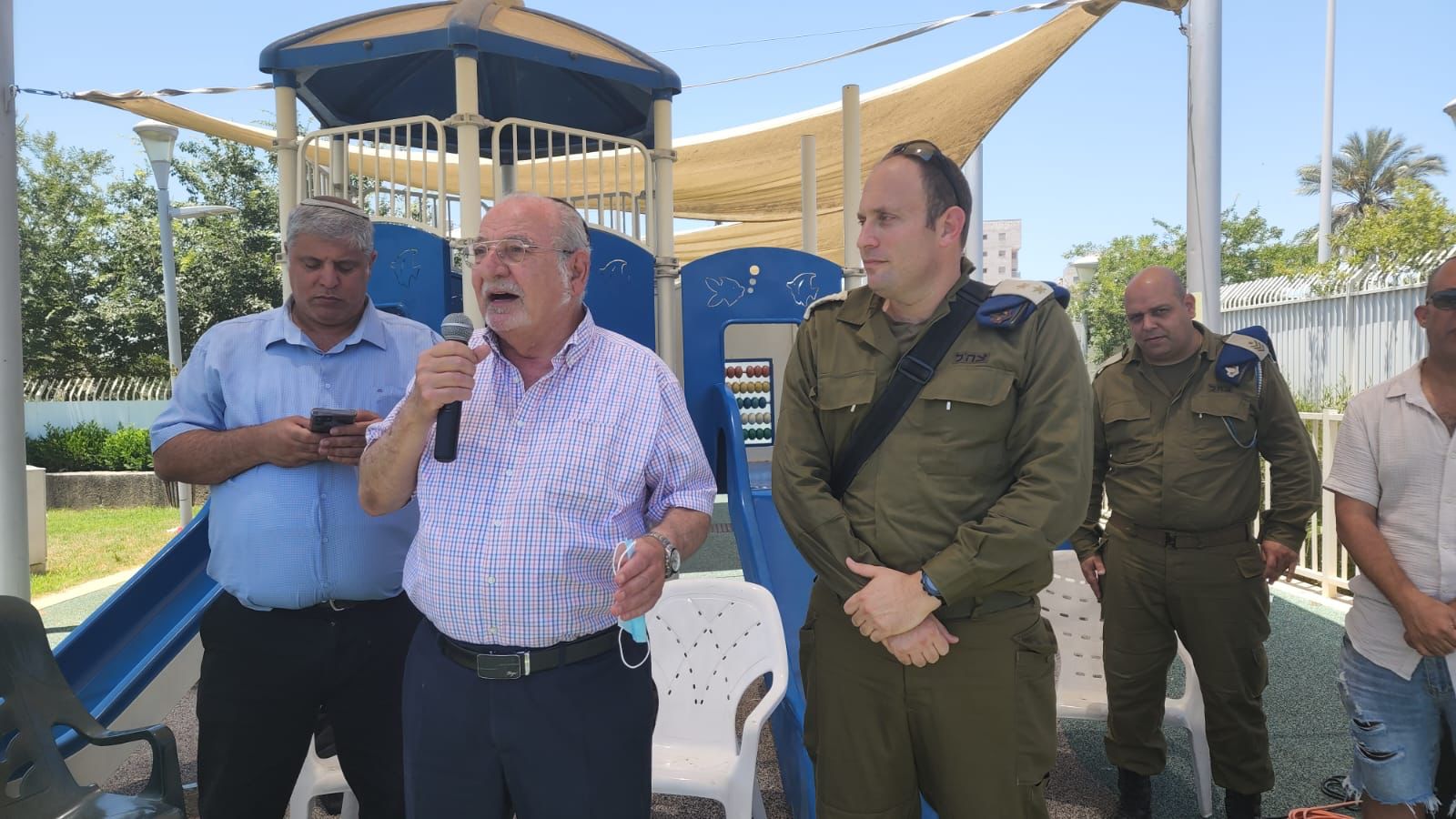 ראש העיר מברך את הלוחמים והלוחמות. צילום: עיריית רחובות