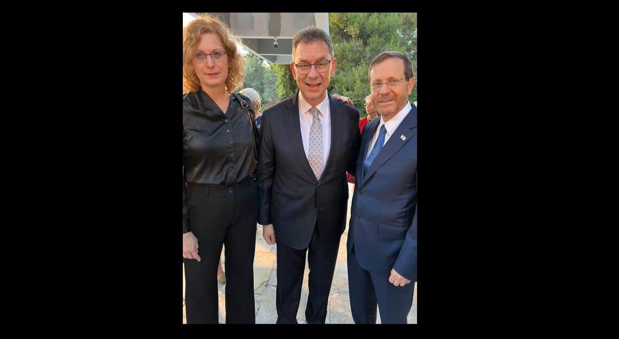 מימין: נשיא המדינה יצחק הרצוג, מנכ"ל פייזר- אלברט בורלא ומנכ"לית וולפסון- ענת אנגל. צילום פרטי