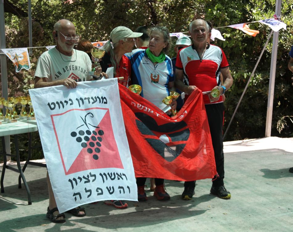 יונתן דביר במקבלי הגביעים לבני ובנות 75. צילום: האיגוד לספורט הניווט
