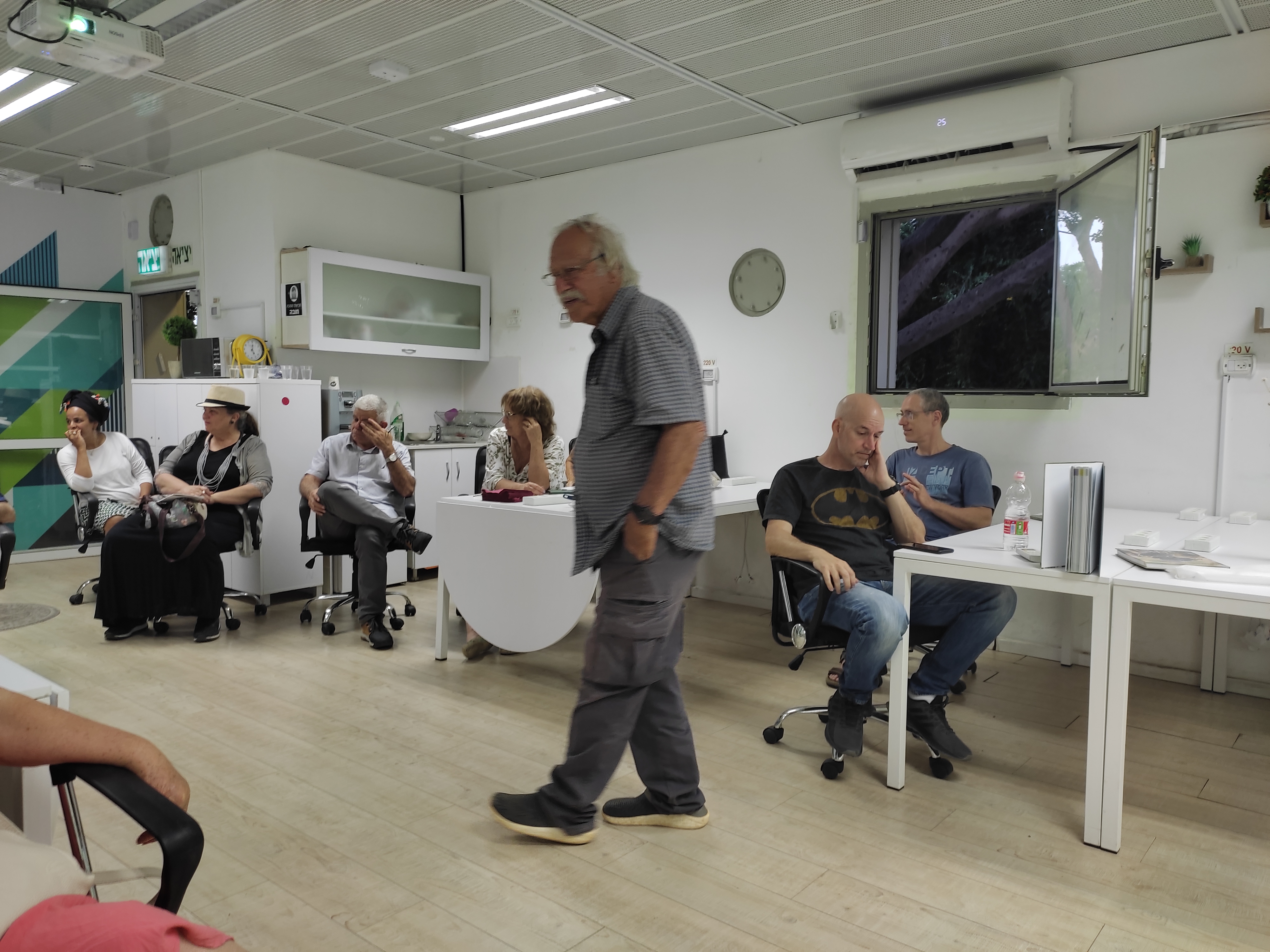 דובי בנימיני מעביר הרצאה לתושבים
צילום: טלי יעקבי שוורץ
