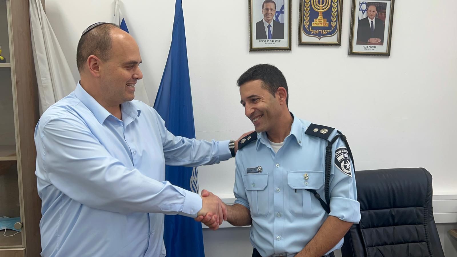 ראש העיר צביקה ברוט ומפקד תחנת בת ים- סנ"צ אוראל כהן