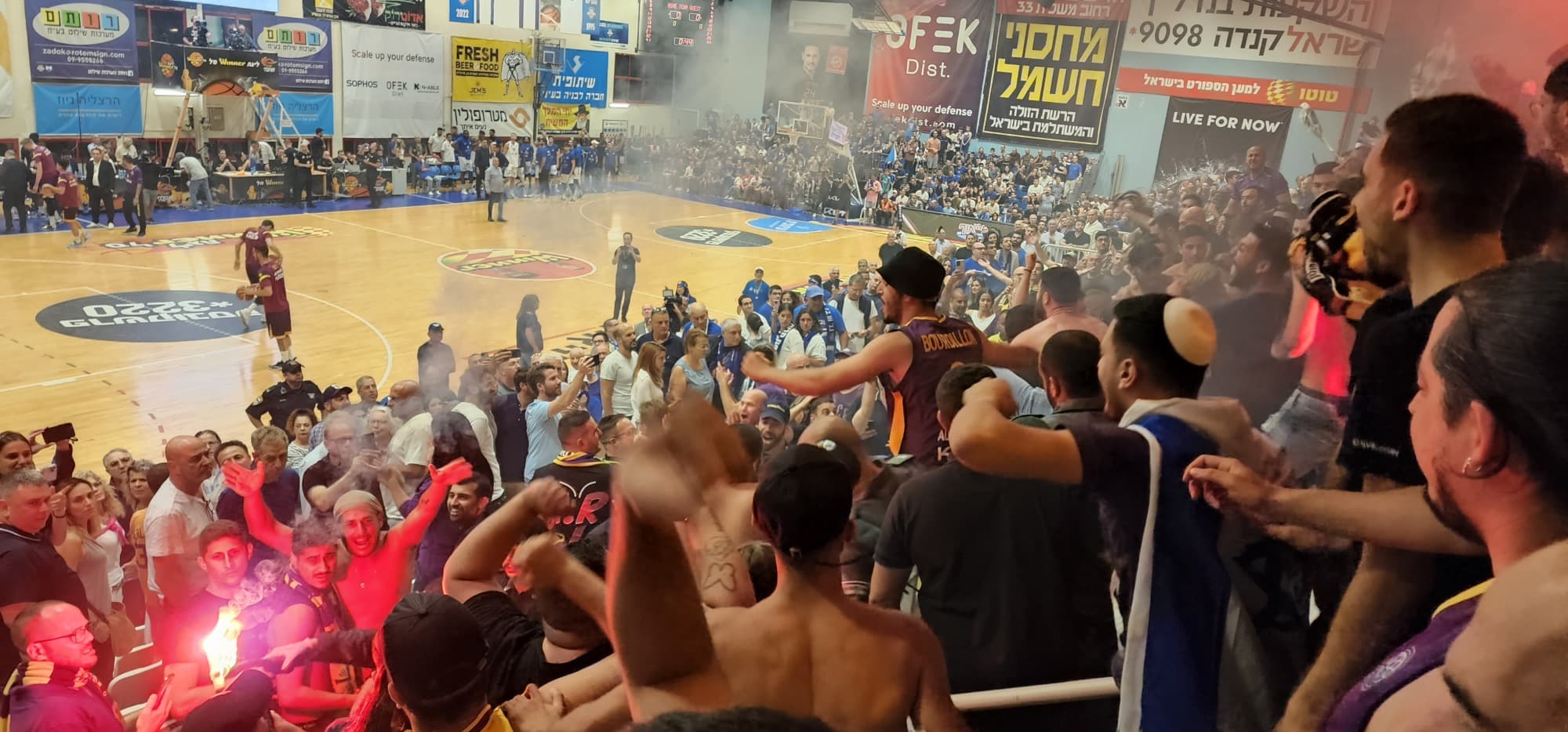 כמו באולם הפחים של פעם- אוהדי הפועל חולון כובשים את הרצליה