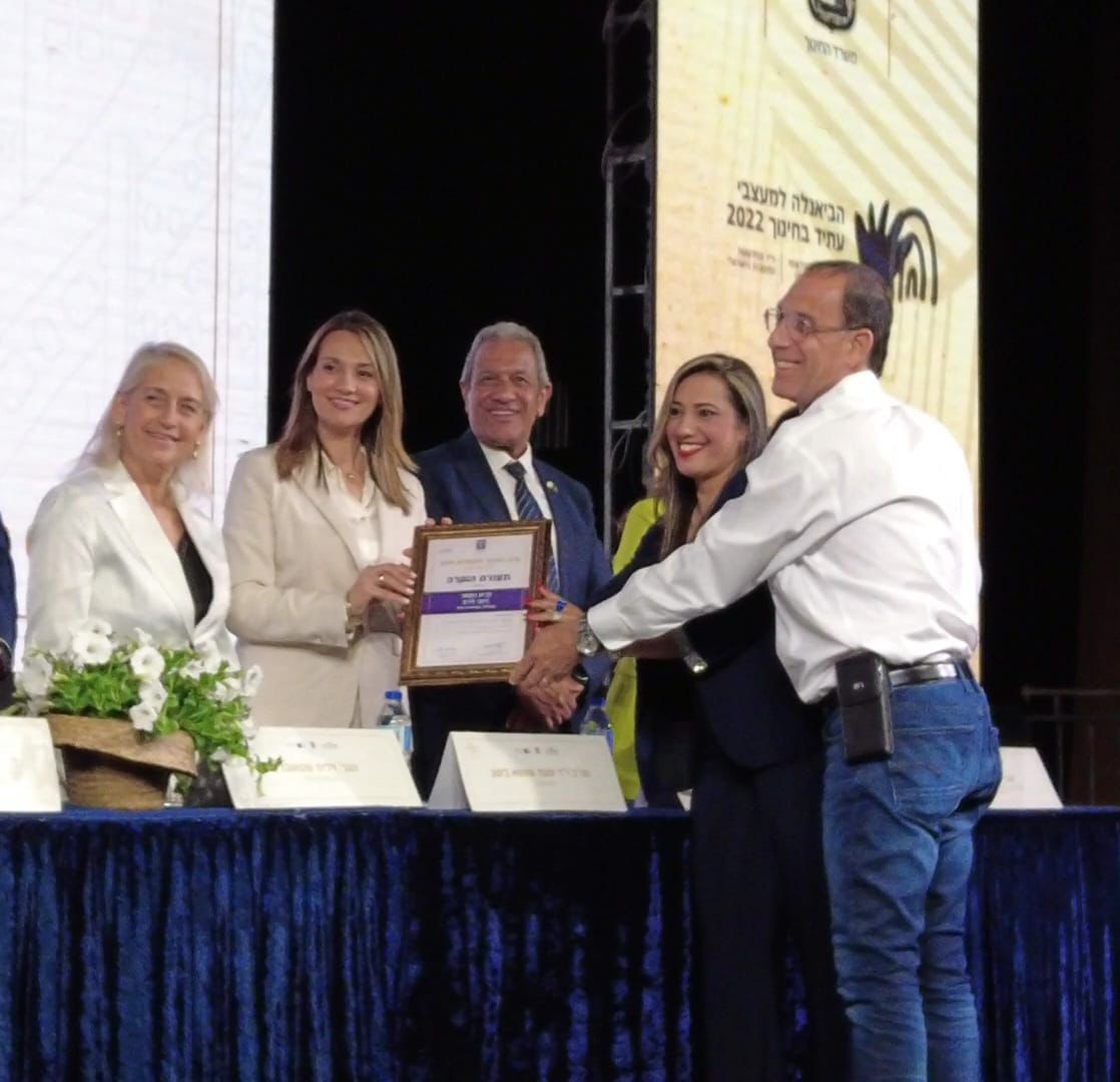 מעמד הענקת הפרס. צילום: דוברות עיריית רחובות