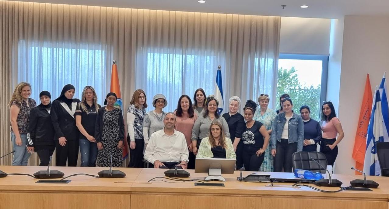 תמונה משותפת בלשכת ראש העיר. צילום: עיריית לוד