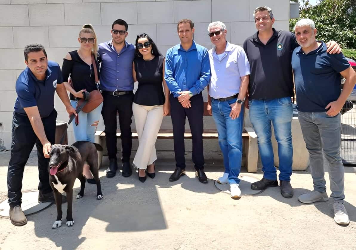 משמאל לימין:
דר' תומר נסימיאן, יועצת ראש העיר איריס חזן,
ס. ראש העיר איתי מתיתיהו, ח"כ יסמין פרידמן, ראש העיר רז קינסטליך, מנהל המחלקה הוטרינרית דר' יהונתן אבן צור, דר' רפאל וטורי, שי לי יו"ר מטה יש עתיד
צילום: פרטי