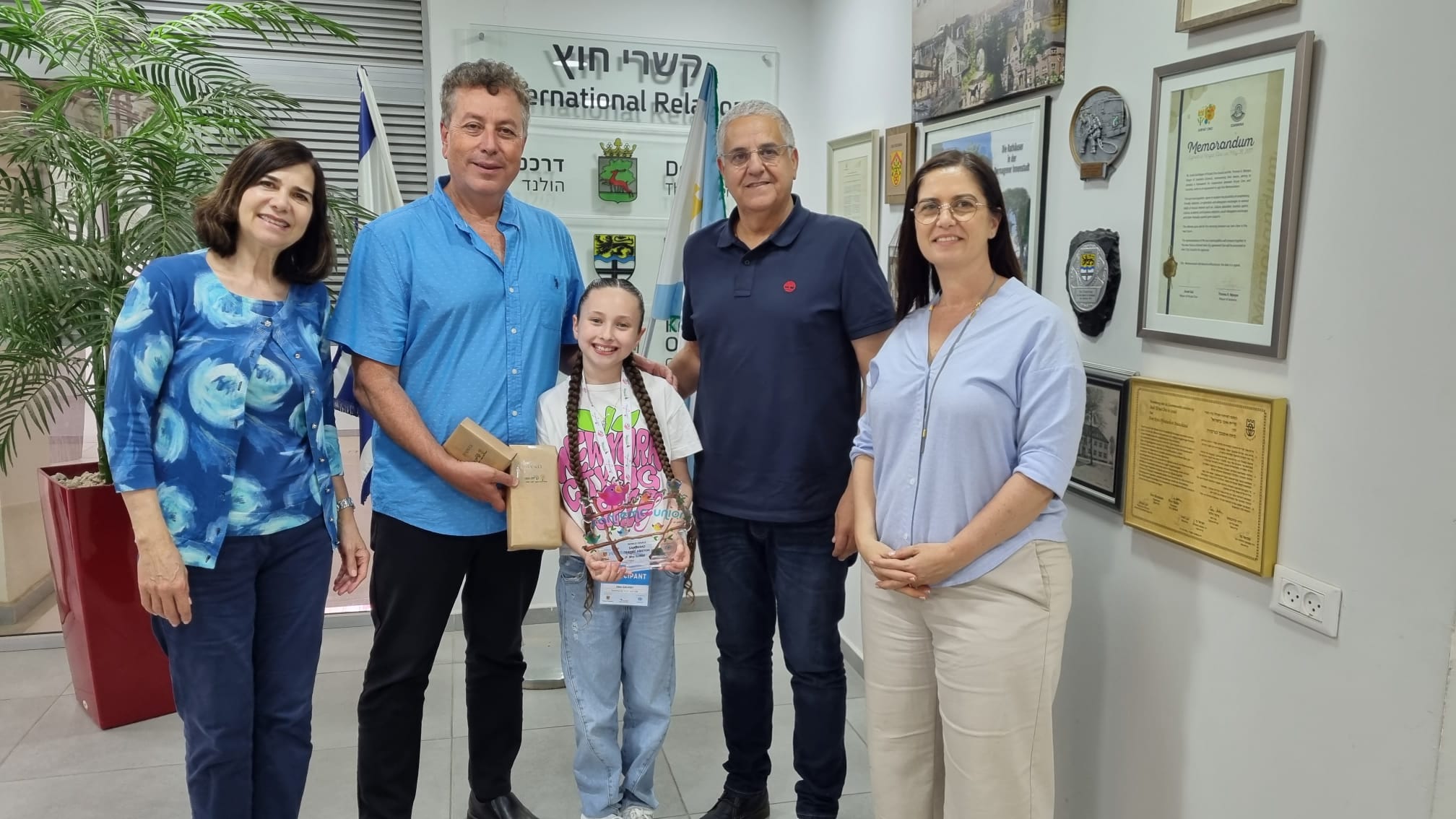 עדן גלסקי יחד עם ראש העיר ישראל גל, ממלא מקומו ומחזיק תיק החינוך רון מלכה, מנהלת אגף החינוך נירה פרידמן ומנהלת בתי הספר מירב וייס. צילום: עיריית קריית אונו