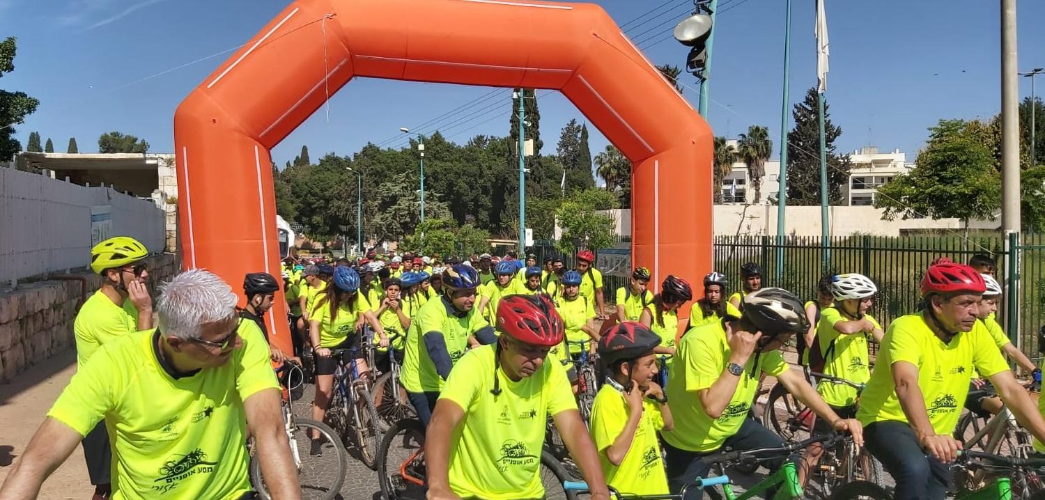 מאיר אליהו משמאל מוביל את מסע האופניים בסימן חיים משותפים. צילום: באדיבות עיריית לוד