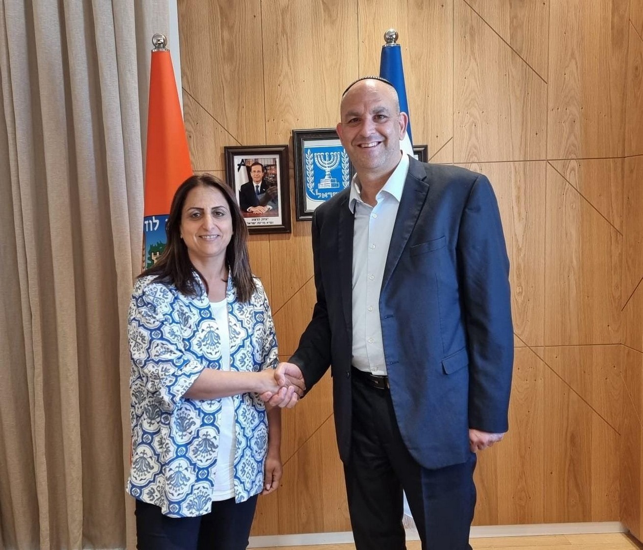  יאיר רביבו מברך את שירין על תפקידה החדש. צילום: עיריית לוד