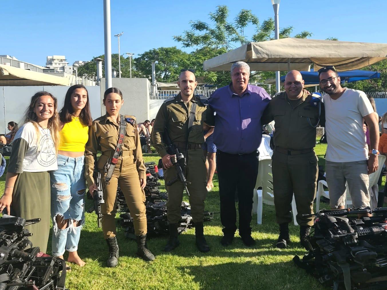 סגן ראש ההיר אמיתי כהן עם החיילים, ואנשי המכינה וגרעין בנות השירות המוזיקלי. צילום: עיריית רחובות