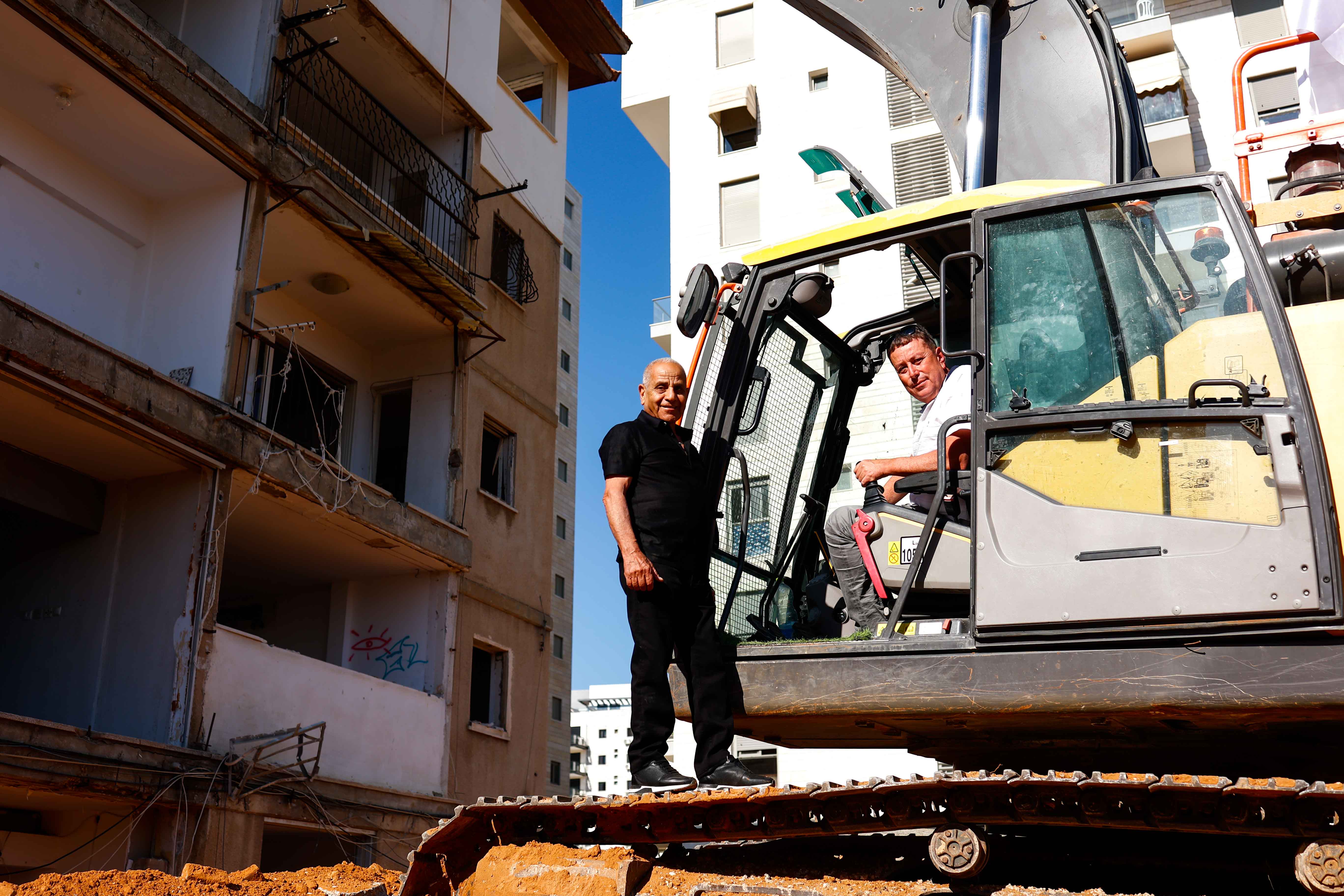 ישראל גל וסמי מצלאוי באירוע הריסה ברחוב הרימון. צילום: דרור סיתהכל