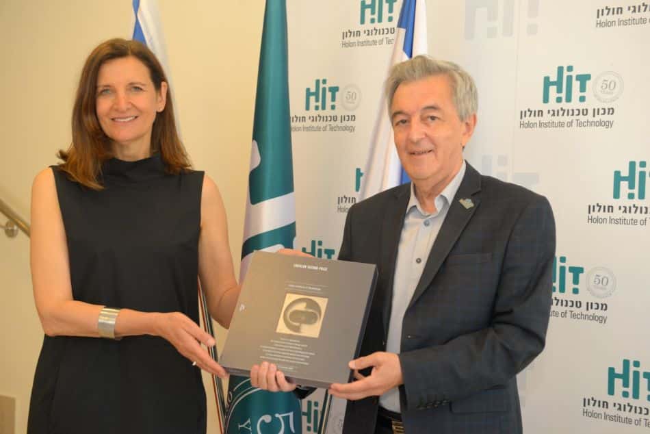 מימין לשמאל: פרופסור אדוארד יעקבוב - נשיא HIT מכון טכנולוגי חולון, ד"ר אנדריאה סלופובה - סגנית הדקאן לעניינים בינלאומיים באוניברסיטה של מערב בוהמיה
קרדיט: טל קירשנבאום