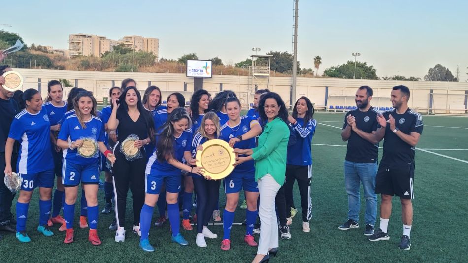 מ.כ אור יהודה עם ראש העיר ליאת שוחט וצלחת עליית הליגה- צילום: אבירם סימן טוב