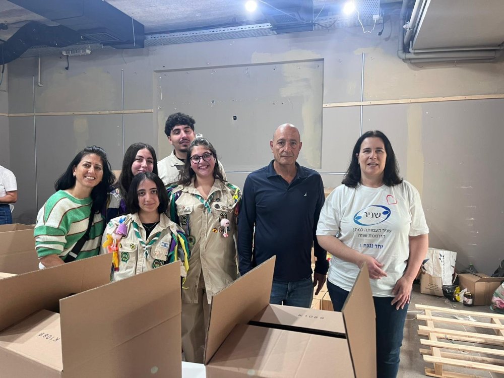 העיר שנרתמת בצל המלחמה : מבצע אריזת סלי המזון לפסח יצא לדרך מקניון הזהב