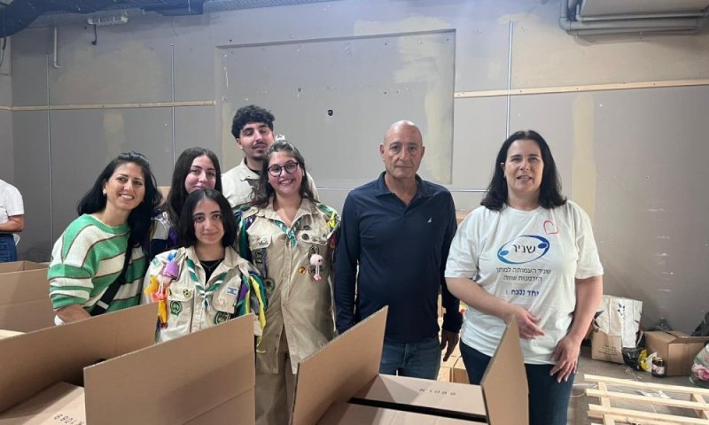 העיר שנרתמת בצל המלחמה : מבצע אריזת סלי המזון לפסח יצא לדרך מקניון הזהב