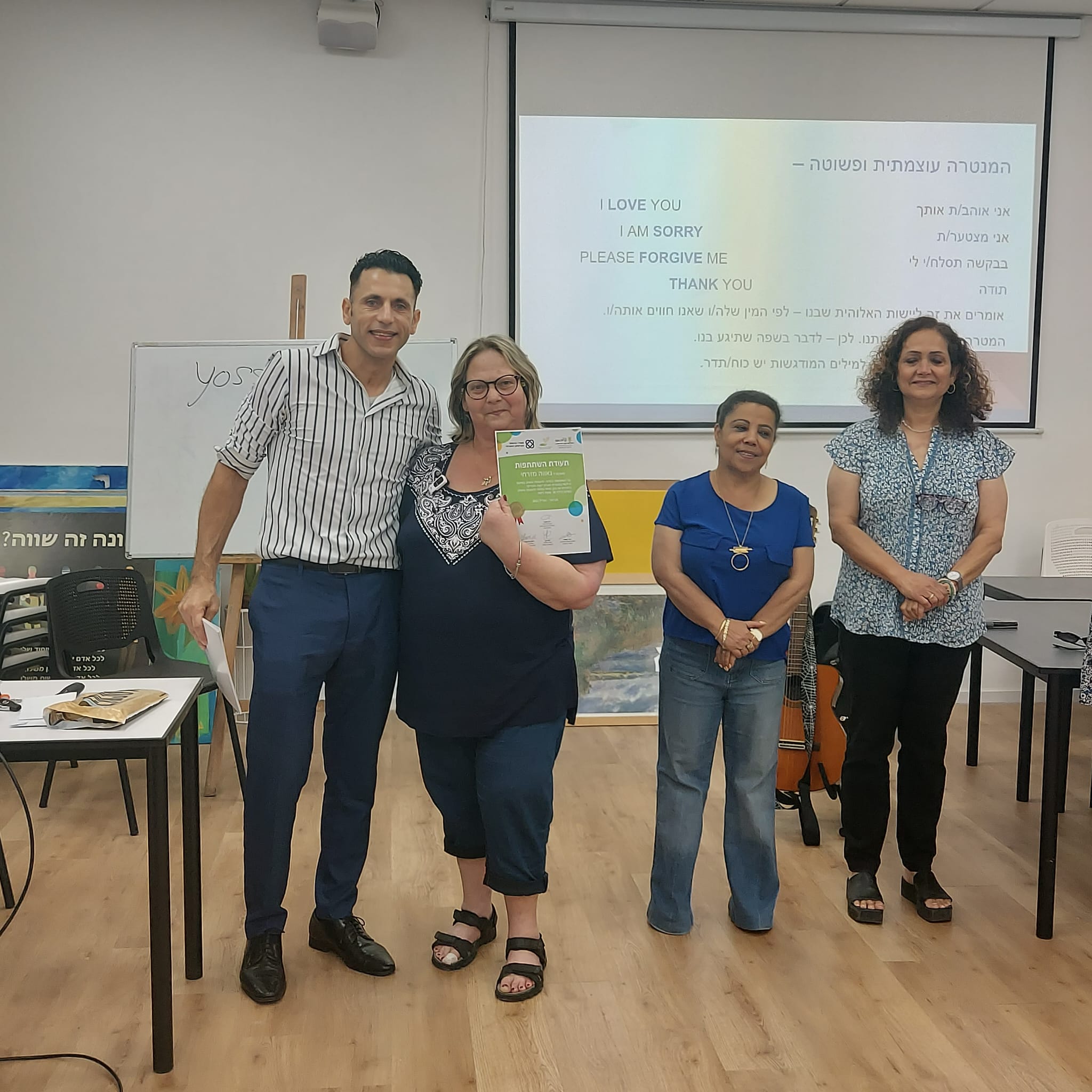 חלוקת תעודות. צילום: אגף השירותים החברתיים