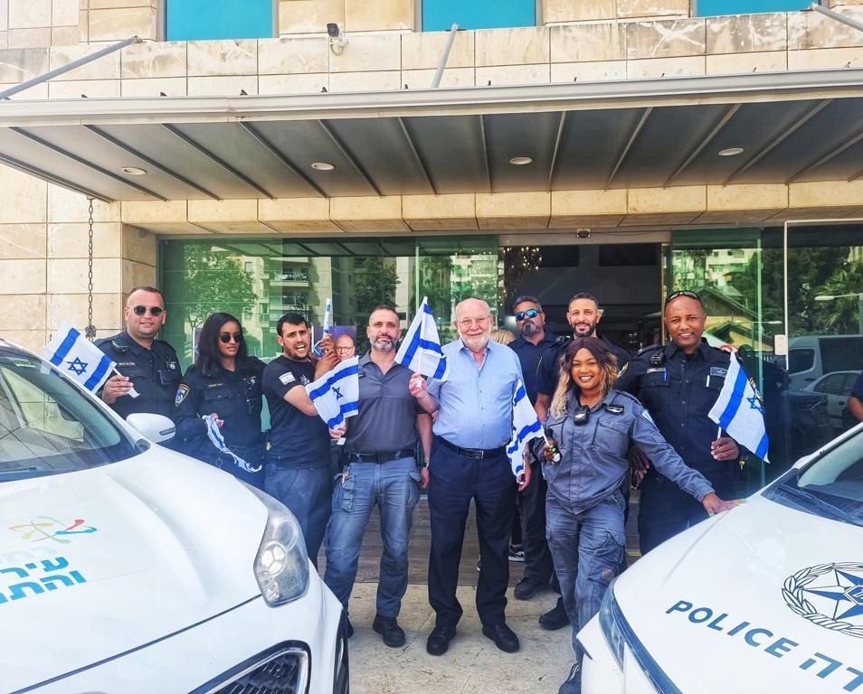 פקחי העיריה, היוצאים לחלוקת הדגלים בצילום משותף עם ראש העיר. צילום: באדיבות עיריית רחובות