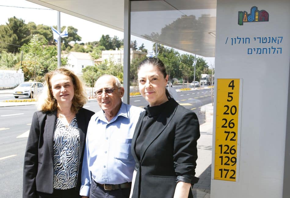 מימין לשמאל: שרת התחבורה מרב מיכאלי, ראש עיריית חולון מוטי ששון ומנכ"לית חברת נתיבי איילון אורלי שטרן- צילום: עיריית חולון