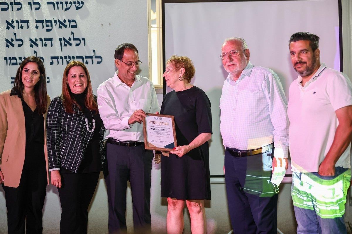 מעניקים תעודת הוקרה לדניאלה בק שניהלה את בית דרור בעבר. צילום: אולפני רחובות
