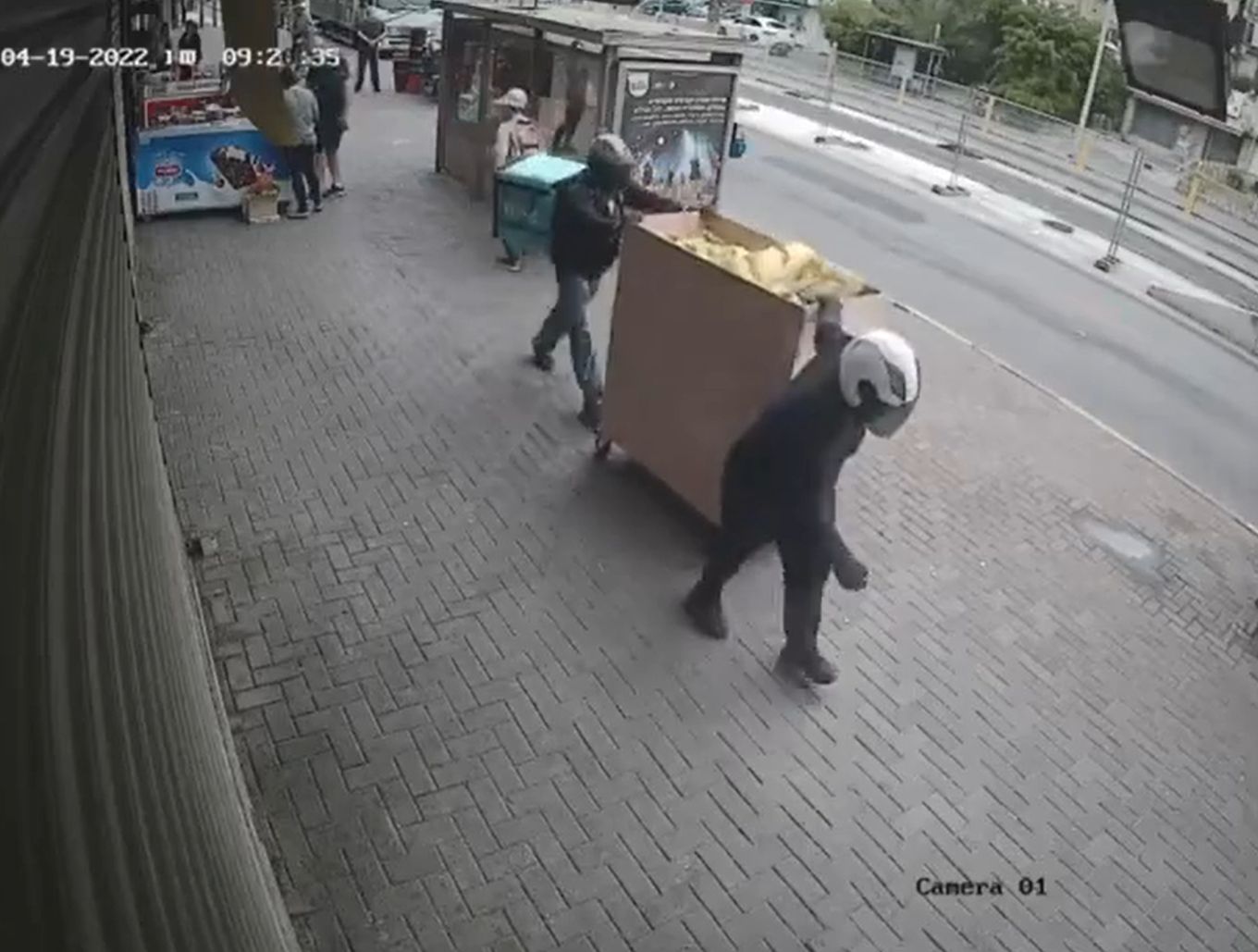 עם תיק של "וולט" וארון מלא בתכשיטים- השודדים עם השלל. צילום ממצלמות האבטחה
