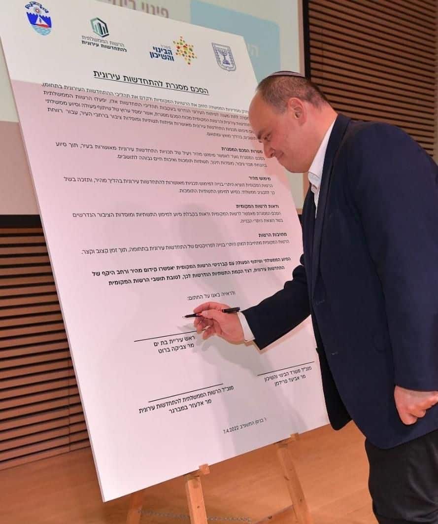 ראש העיר צביקה ברוט- צילום: שלומי אמסלם