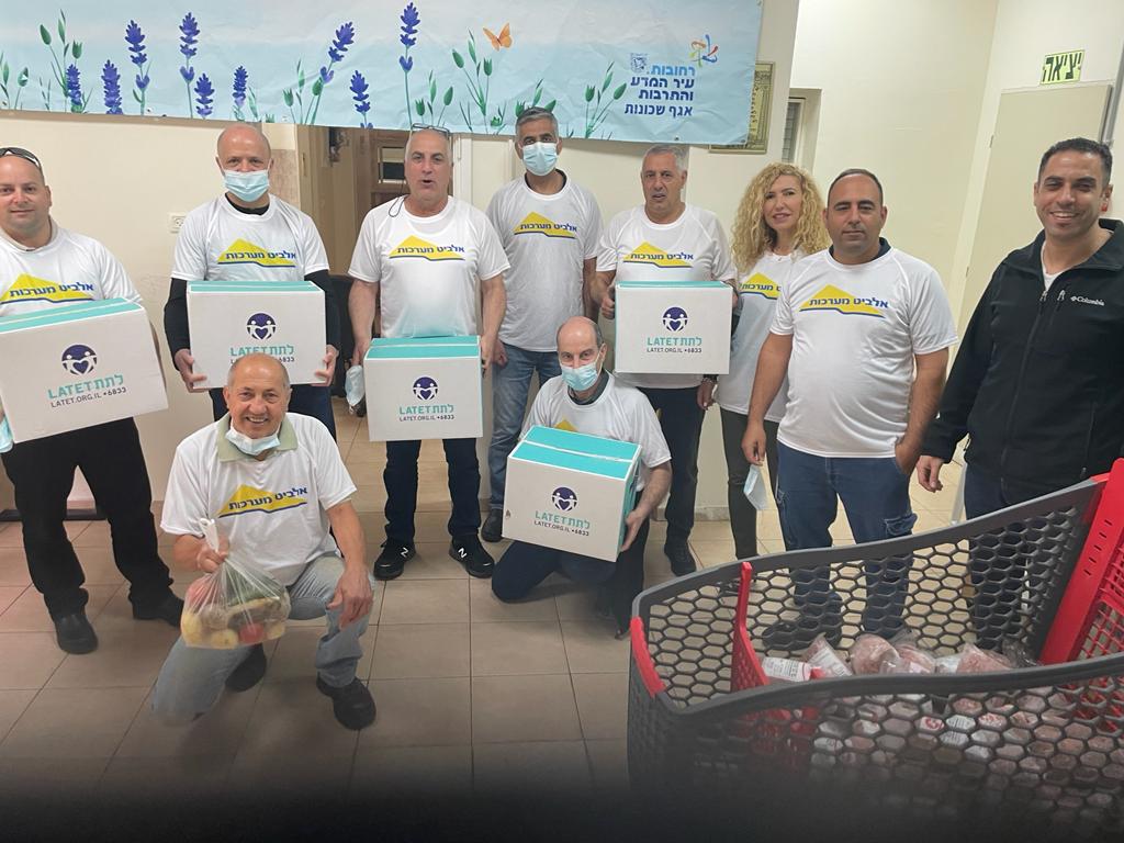 אלביט מחלקים סלי מזון שתרמו. צילום: באדיבות דוברות עיריית רחובות