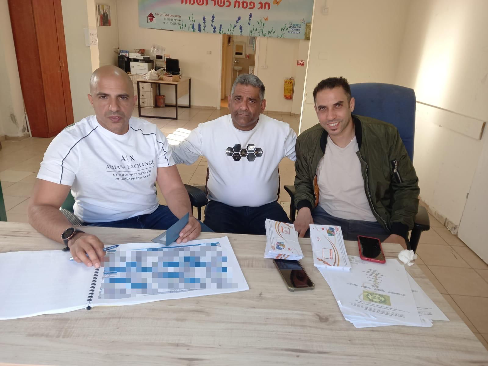 עובדי הבית החם ואגף השכונות בהכנת התוים- מימין איתי גדקה, ערן גדסי ואופיר עותמי. צילום: באדיבות דוברות עיריית רחובות